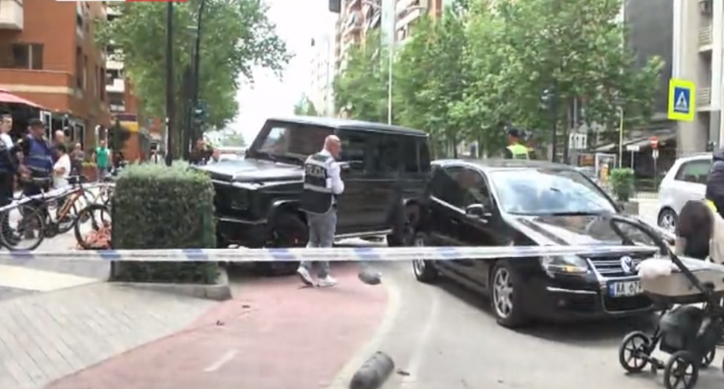 Aksidenti i rëndë/ “Mercedesi” përplas çiftin dhe fëmijën e tyre 3-muajsh, autori “zhduket”