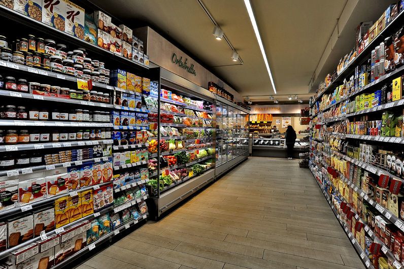 Dënohet me burg shqiptari që ngacmoi s*ksualisht të miturin në supermarket në Itali