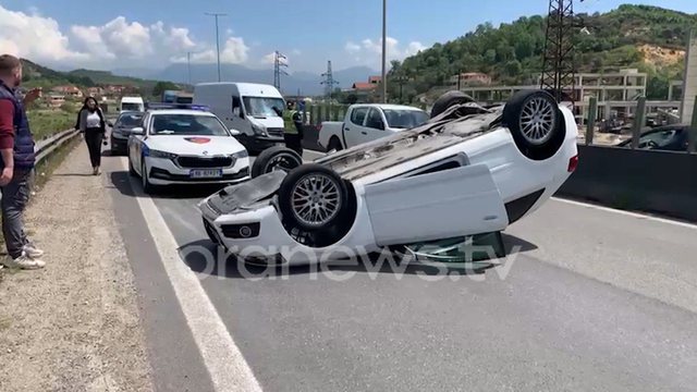 Makina përmbyset në mes të autostradës Tiranë – Durrës