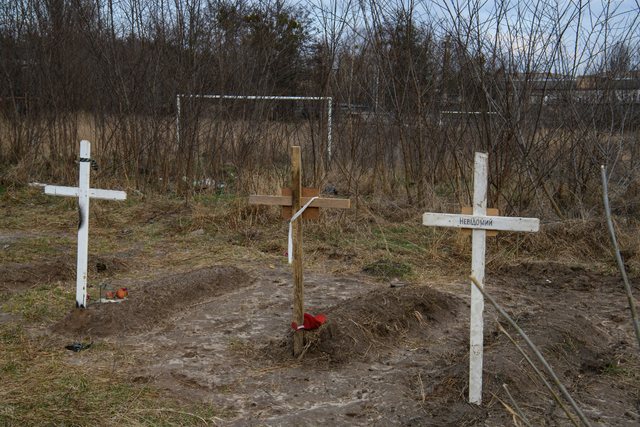 Një tjetër masakër në Ukrainë, zbulohet një varr masiv në Kiev (FOTO)