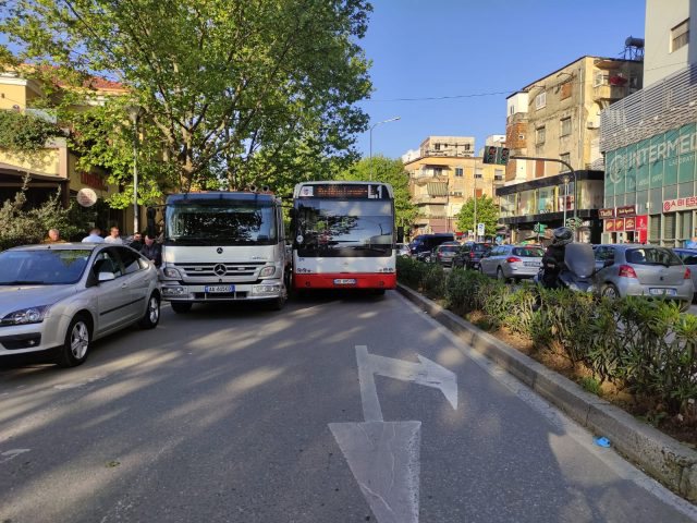 “E bënë rrugë”/ Përplaset një tjetër autobus në Tiranë