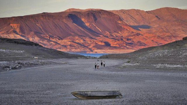 Thahet liqeni në Las Vegas, “nxjerr në shesh” viktimat e mafias