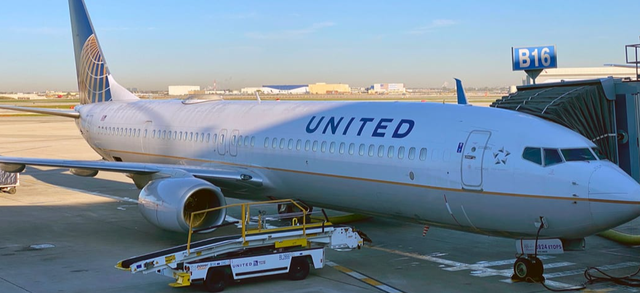 Pasagjeri hap daljen e emergjencës dhe hipën në krahun e avionit, çfarë ndodhi më pas…