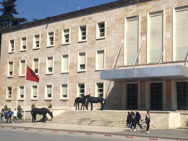 Incident te Kryeministria, dikush tenton të futet brenda, godet edhe rojën e Gardës