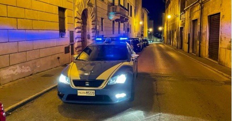 Policia italiane shkoi ta arrestonte/ I riu shqiptar gëlltit zarfin me kokainë për ta fshehur, por&#8230;