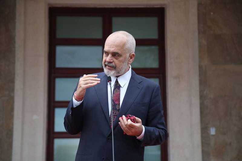 Edi Rama “kërcënon” ministrat me shkarkim nëse shkelin rregullat e “Kodit të Ri Etik”