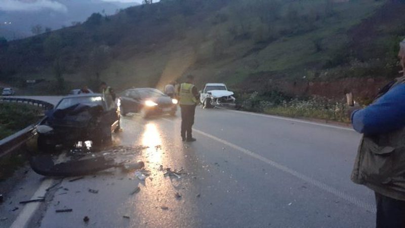Aksident i rëndë/ Makinat përplasen kokë më kokë, tre të plagosur, një vajzë në gjendje të rëndë