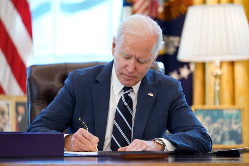 Biden nënshkruan dekretin urgjent për Ukrainën