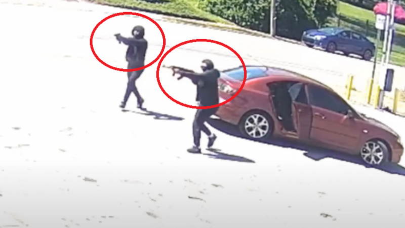 Ngjarje si në filma/ Momenti i tmerrshëm kur i riu ekzekutohet me breshëri plumbash (VIDEO)