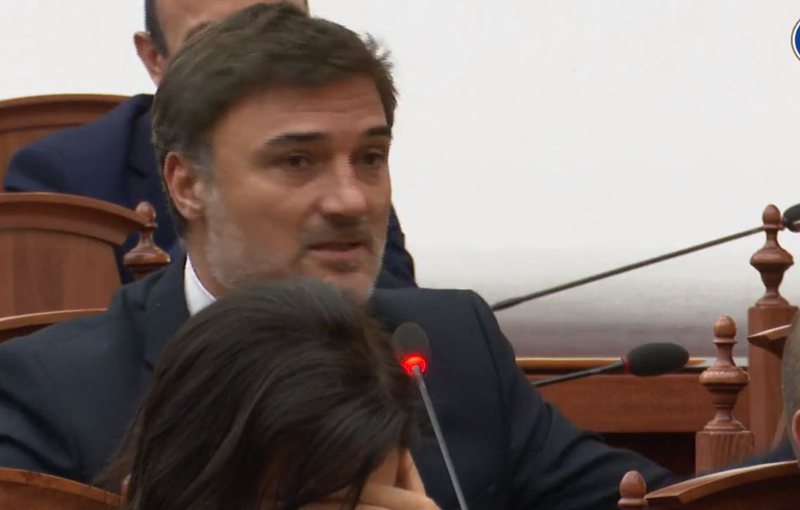 “Të dalin çdo 5 maj me flamur të kuq”, debati mes Ramës dhe Alibeajt: Shiko “non grata-t” e tu