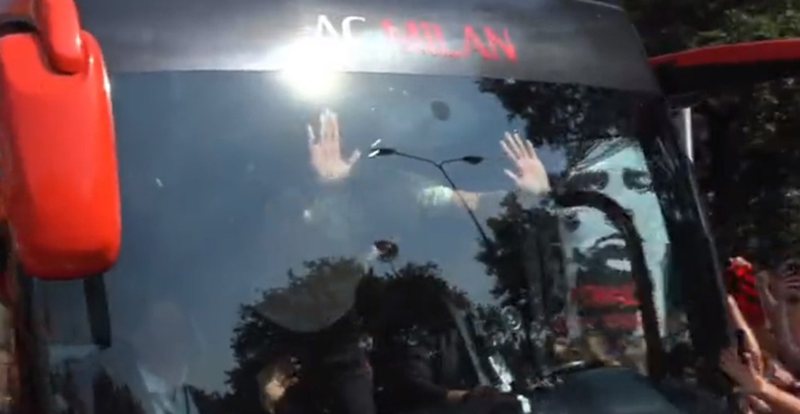 Momenti kur i rrëmbyer nga euforia, Ibrahimovic thyen xhamin e autobusit të Milanit (VIDEO)