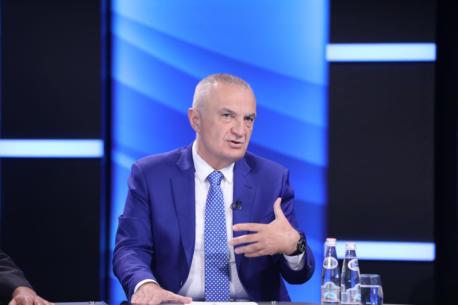 Presidenti Meta: “Gazetarja austriake në gjyq! Artikulli mban era incenerator Tirane!”