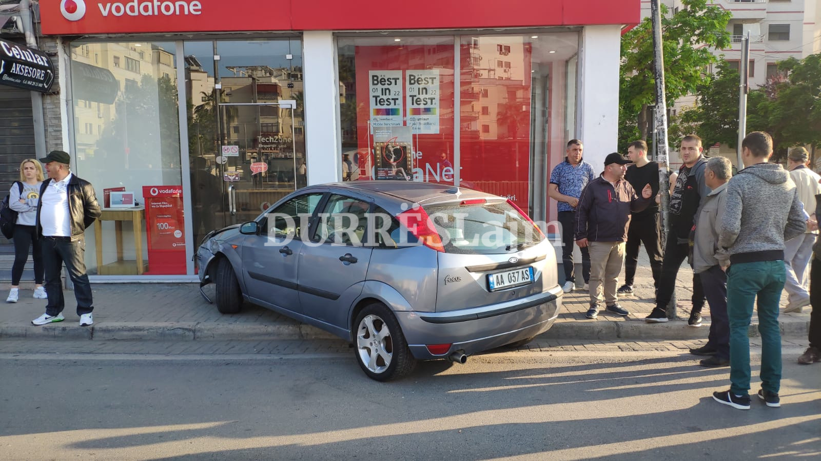 Dita nis me aksident në Durrës, “Ford”-i i pret rrugën automjetit me dy fëmijë pasagjerë (DETAJET+FOTO)