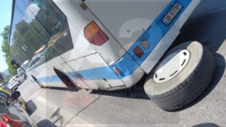 Sërish incident me autobusët në Tiranë, urbanit i del goma