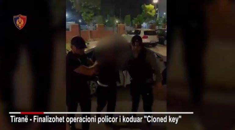 EMRAT/ Vidhnin makina, 3 persona në pranga