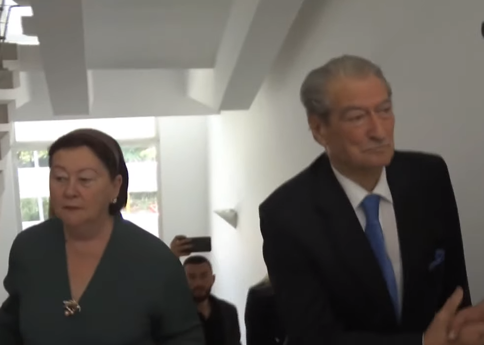 Berisha voton për kreun e ri të PD, e shoqëron bashkëshortja: Proces historik