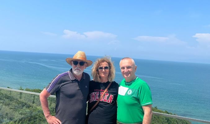 Presidenti Meta shfaqet në bregdet me dy miq nga Kosova, ku po e kalon fundjavën