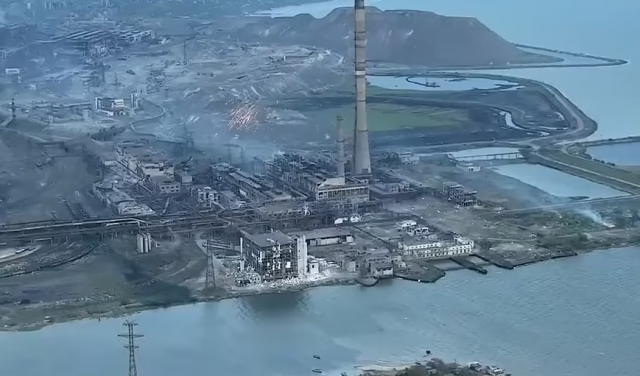 Momenti kur ushtria ruse sulmon me bomba fosfori bastionin e fundit ukrainas në Mariupol (VIDEO)