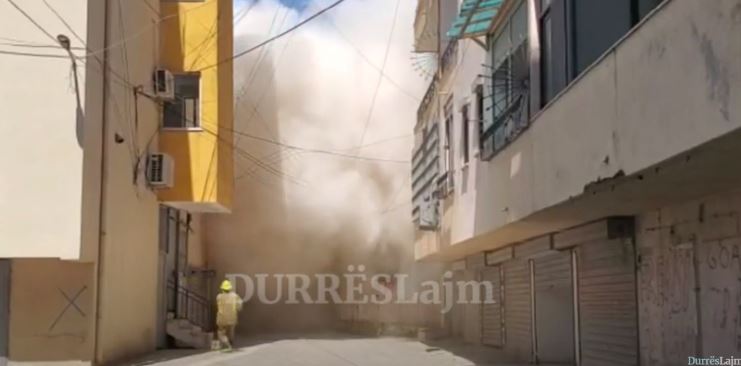 Momenti i shpërthimit/ Shembet me tritol pallati 6-katësh në Plazh (VIDEO)