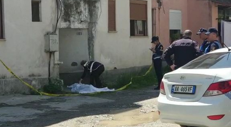 U hodh sot nga pallati dhe humbi jetën, 52-vjeçarja dhunohej nga burri dhe vjehrra