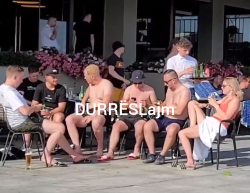 “Birra, këngë dhe det” Si po e kalojnë në Durrës natën para finales tifozët holandezë (VIDEO)