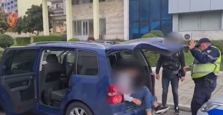 Kishte mbushur furgonin me dhjetëra emigrantë, arrestohet 27-vjeçari