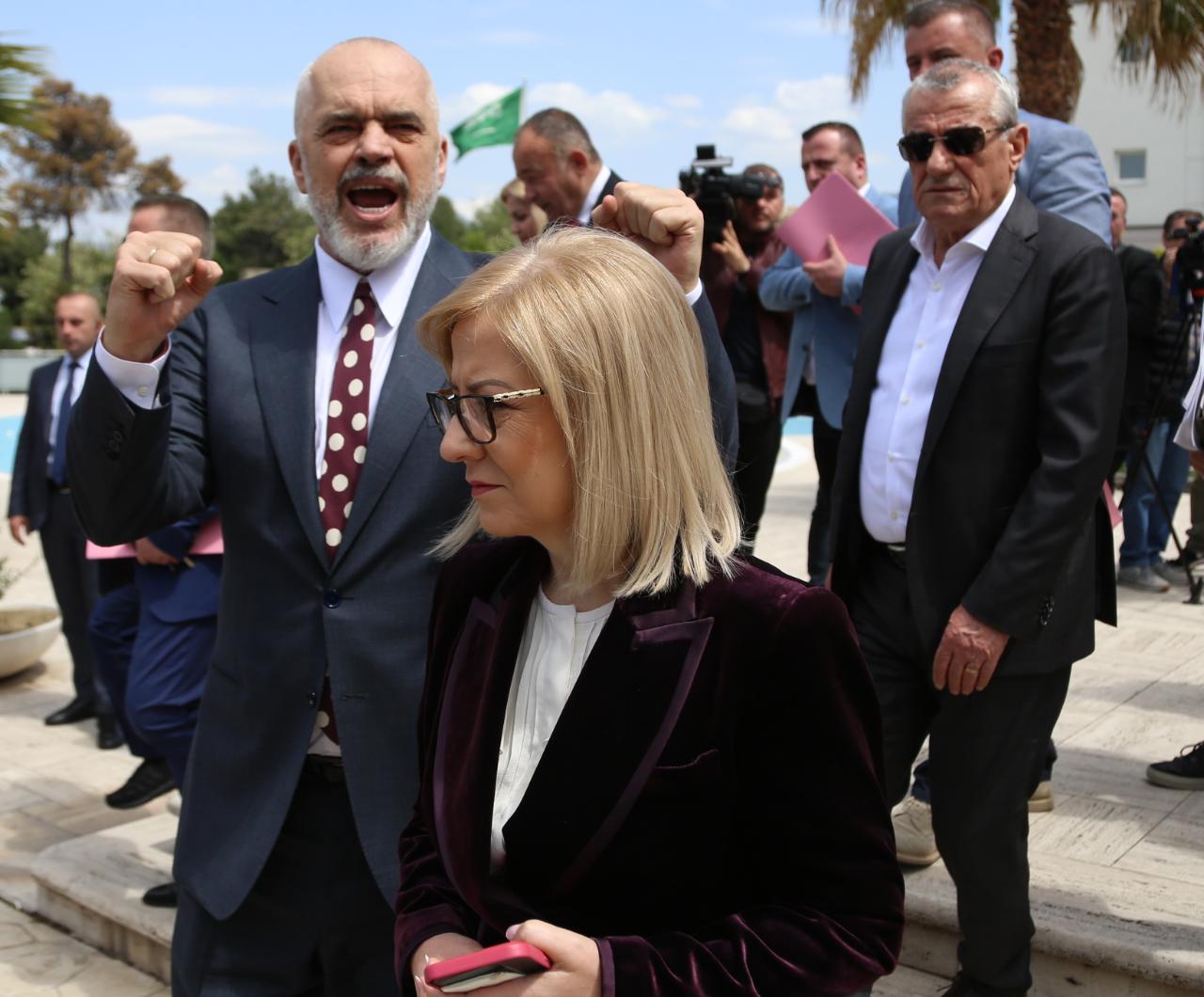 FOTOLAJM/ Rama nuk “përmbahet”, kapet me dy grushtat lart!