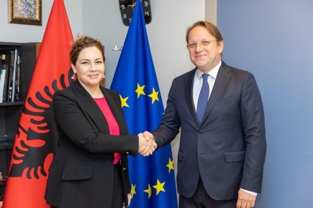 Xhaçka takon Varhelyi: Konferenca ndërqeveritare të merret në qershor