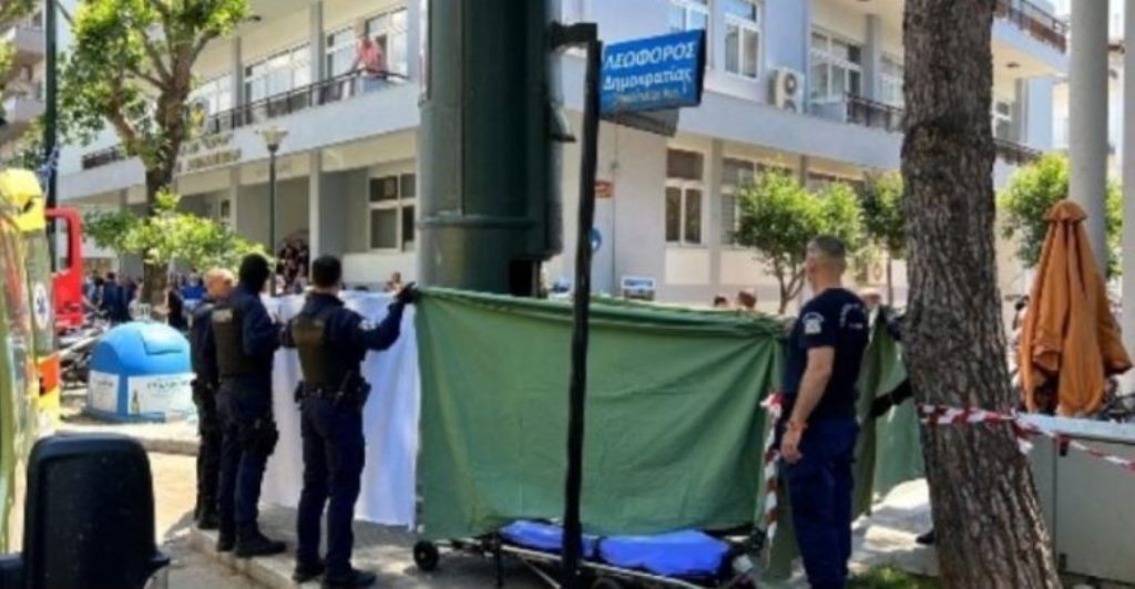 Një person në shtetin fqinj shtypet në koshin e përpunimit të plehrave (VIDEO)