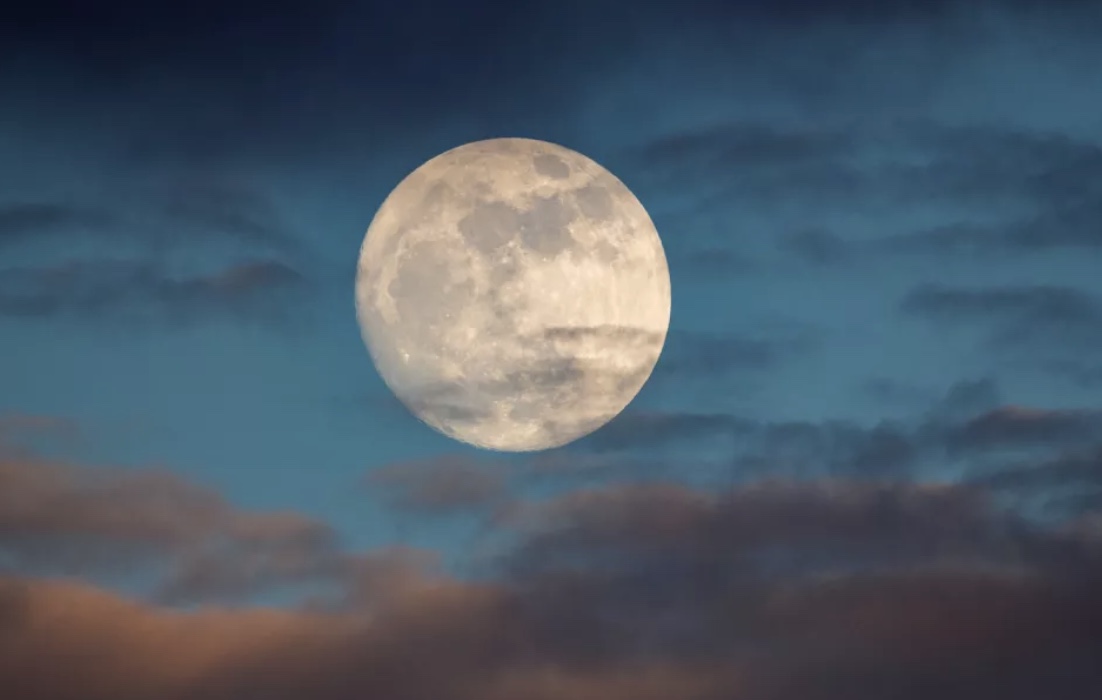 Pse dy anët e Hënës janë kaq të ndryshme nga njëra-tjetra?