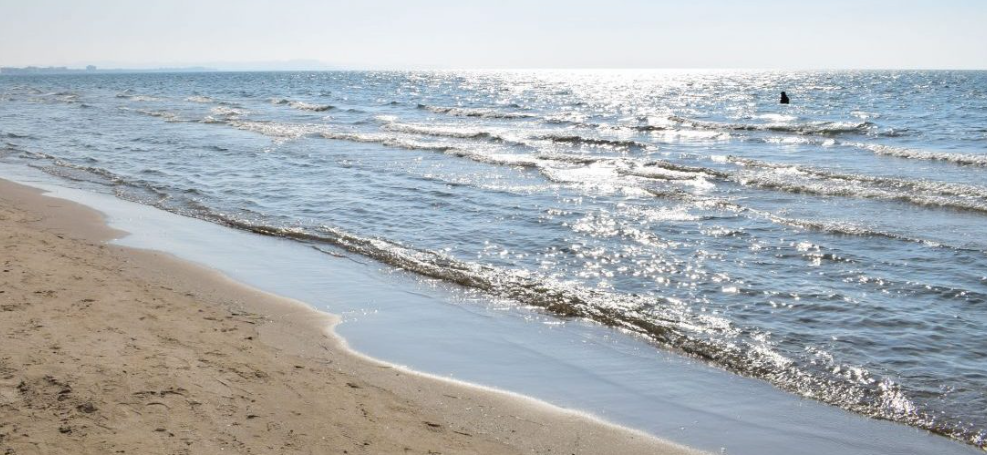 Nxirret një person i pajetë nga deti në Durrës, policia ngre dyshimet