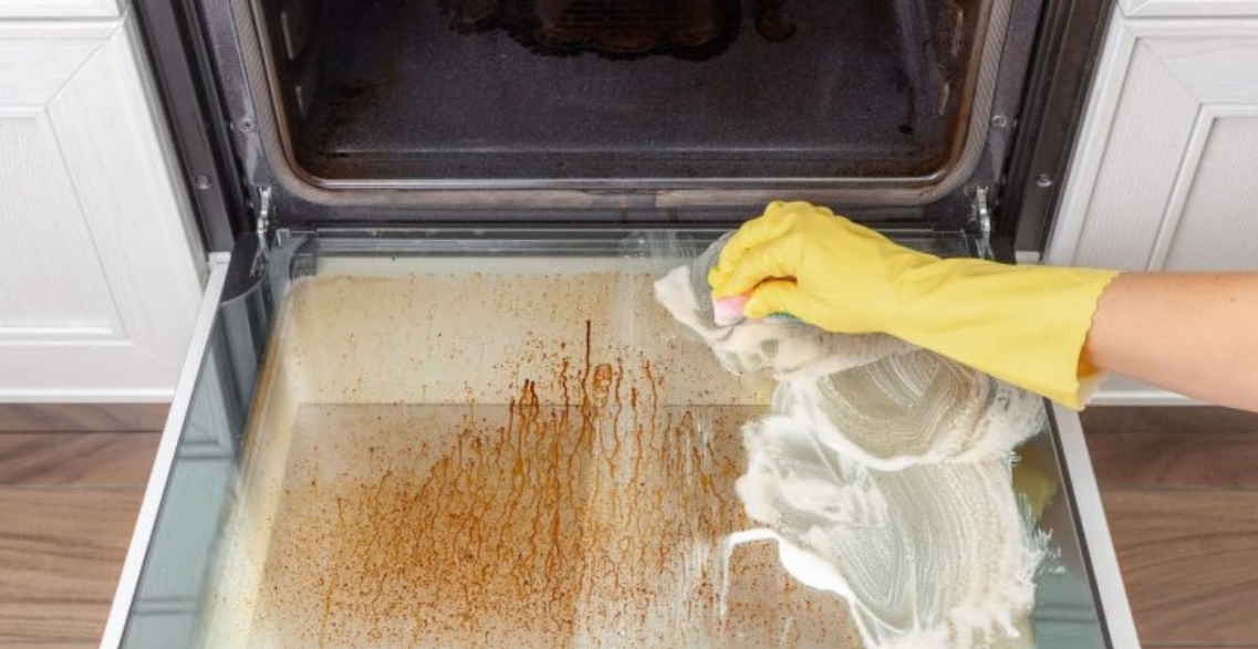 Një truk që pastron xhamin e furrës dhe heq shtresat e yndyrës