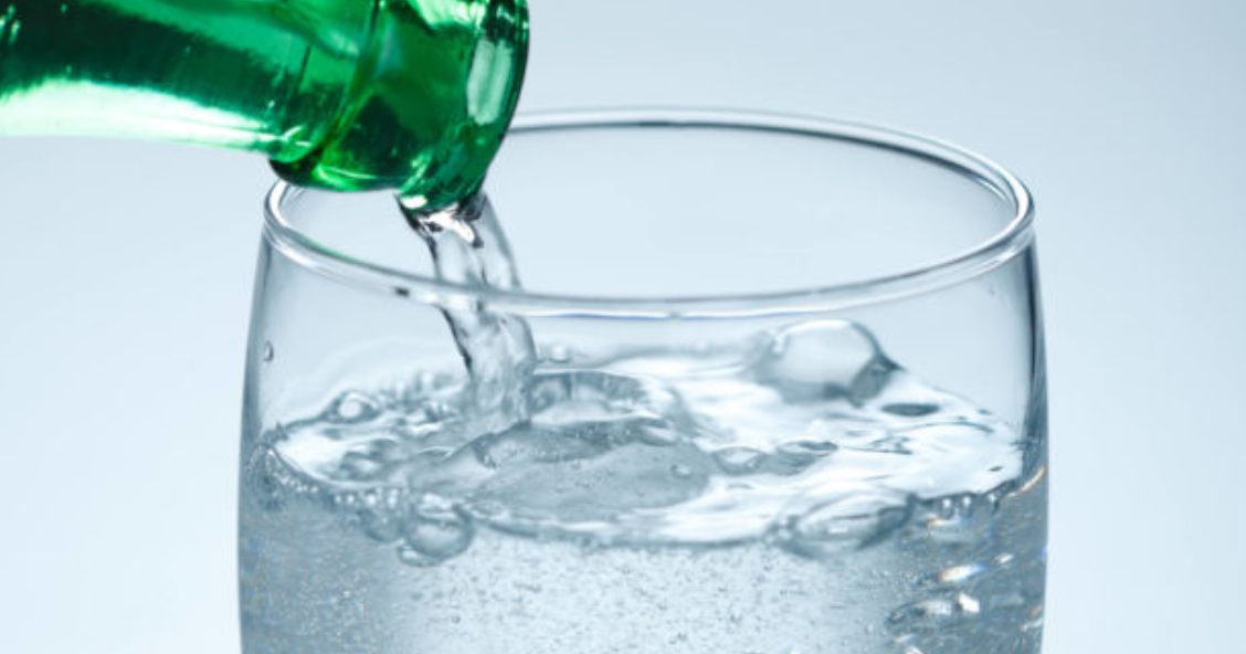 Uji i gazuar është i shëndetshëm apo i dëmshëm? Si ndikon në trupin tuaj