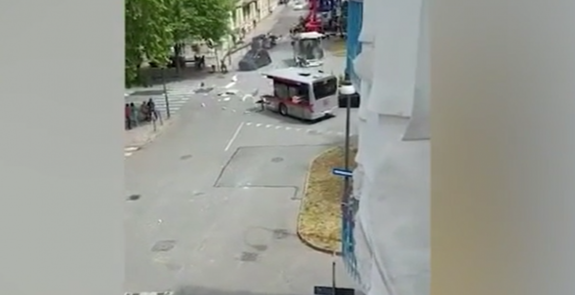 Shokuese në shtetin fqinj/ Një top gjigand ndan në dy pjesë autobusin në rrugë (FOTO)