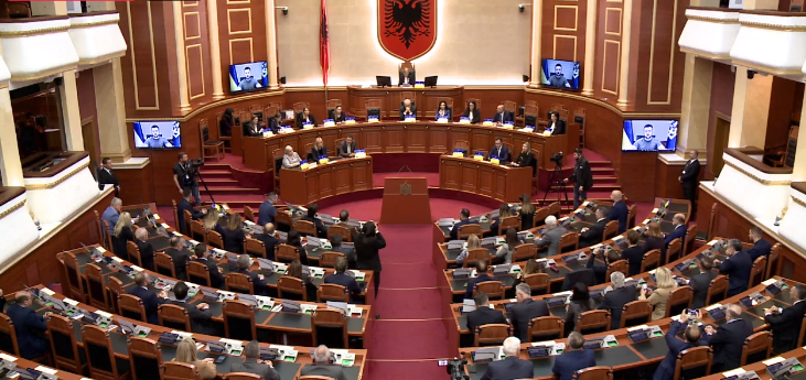 Zelensky video-mesazh në Kuvendin e Shqipërisë, nis fjalën me urimet për festën e Bajramit (VIDEO)