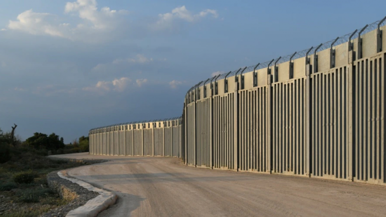 Greqia planifikon të zgjasë murin në kufi me Turqinë