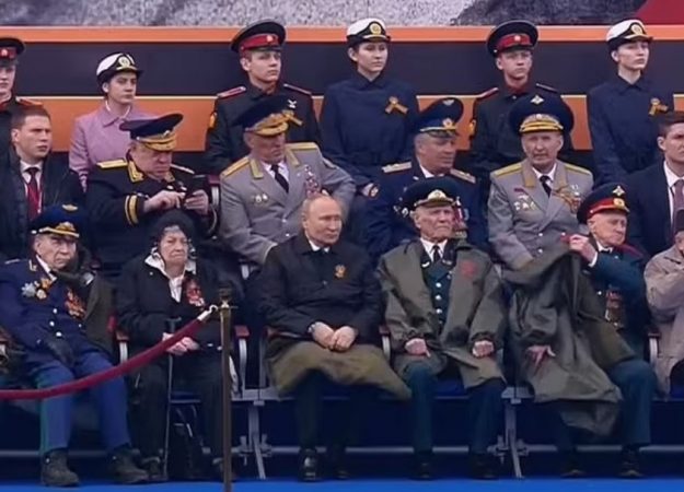 Spekulimet nxiten sërish, lideri rus shfaqet duke çaluar në paradën e Ditës së Fitores (VIDEO)