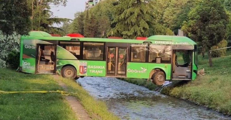 U përplas me një automjet dhe përfundoi në Lanë, procedohet penalisht shoferi i autobusit