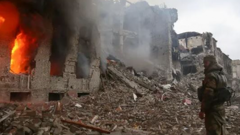 Rusia rinis bombardimet në fabrikën e çelikut në Mariupol