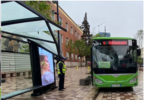 Aksidentohet një tjetër autobus në Tiranë