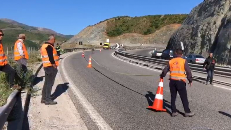 Makina bie 100 metra në humnerë, humb jetën një person në Rrugën e Kombit