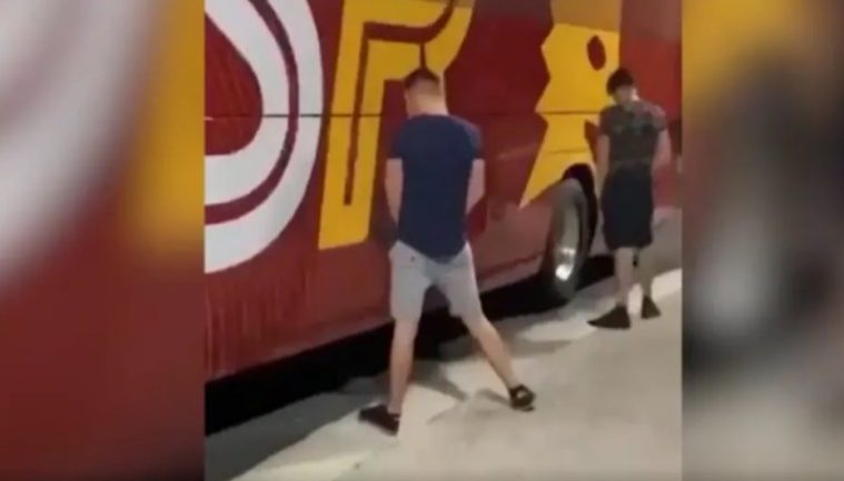 Incidentet e para/ Tifozët holandezë filmojnë veten duke urinuar në autobusin e Romës (VIDEO)
