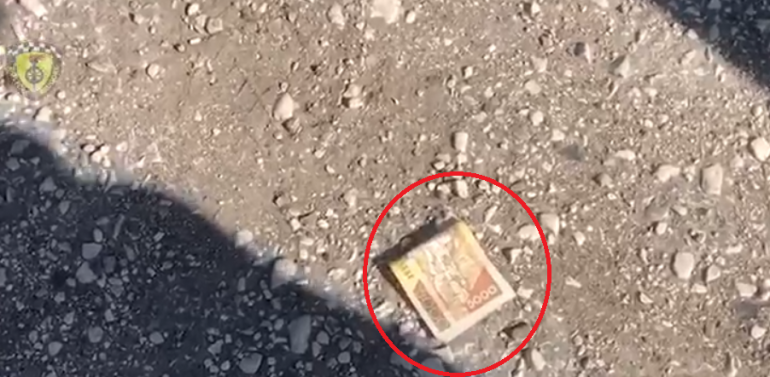 I dehur në timon, 59-vjeçari kërkon të shpëtojë dhe iu jep policëve 5 mijë lekë, por i vihen prangat