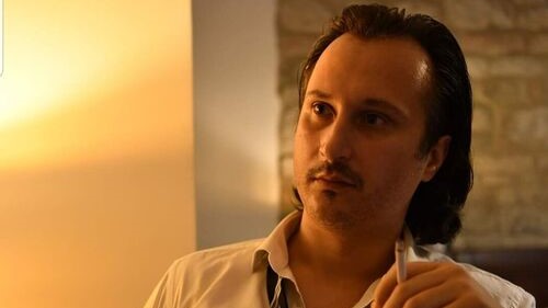 Sherr për një vend parkimi, shpallet në kërkim aktori i njohur durrsak