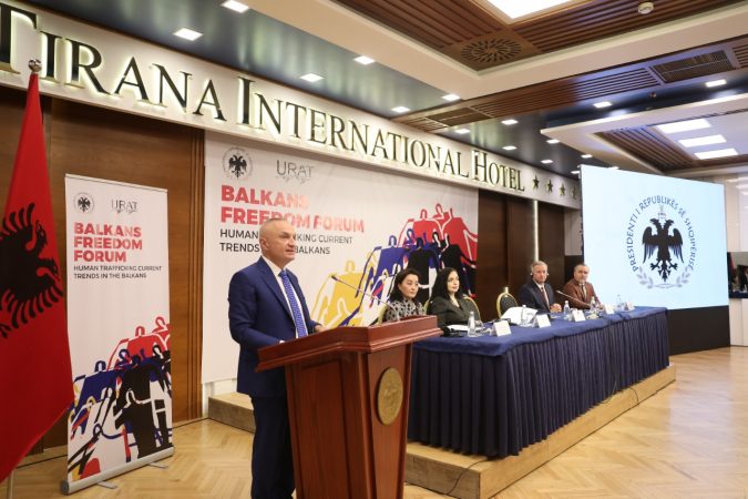 “Falënderoj Presidentin për organizimin e këtij forumi”, ambasadorja Yuri Kim shtrëngon duart me Metën