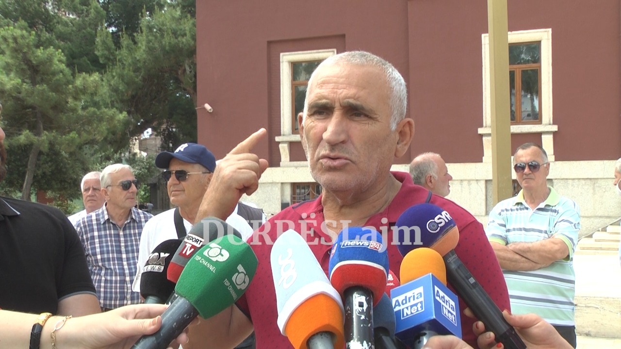 “Kur do nisë shembja?” Protestojnë banorët e 4 pallateve para bashkisë së Durrësit: Do i dërgojmë peticion Ramës (VIDEO)