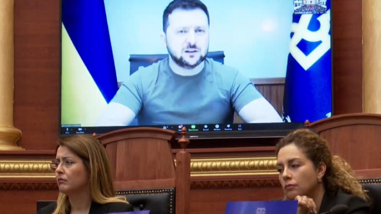 Foli në Parlamentin shqiptar, Zelensky: Të vegjël në hartë, por me zemër të madhe