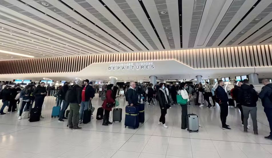 “Mungesë stafi dhe kërkesa të larta”/ Agjencia europiane paralajmëron: Vonesat dhe anulimet e fluturimeve do jenë të pashmangshme këtë verë