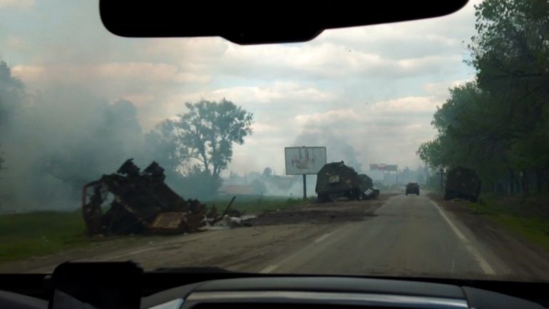 “Aroma e kufomave mbush ajrin”/ CNN pasqyron panoramën nga Kharkivi: Ekziston ende rreziku i minave