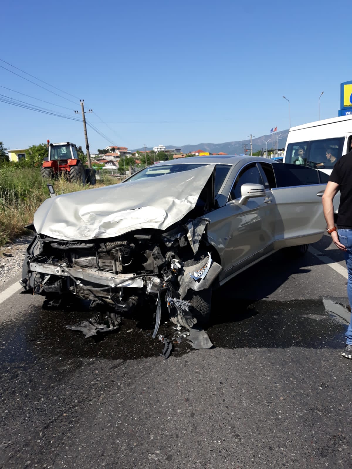 Përplasen dy makina pranë karburantit, “Benz”-i përfundon jashtë rrugës, dy të plagosur